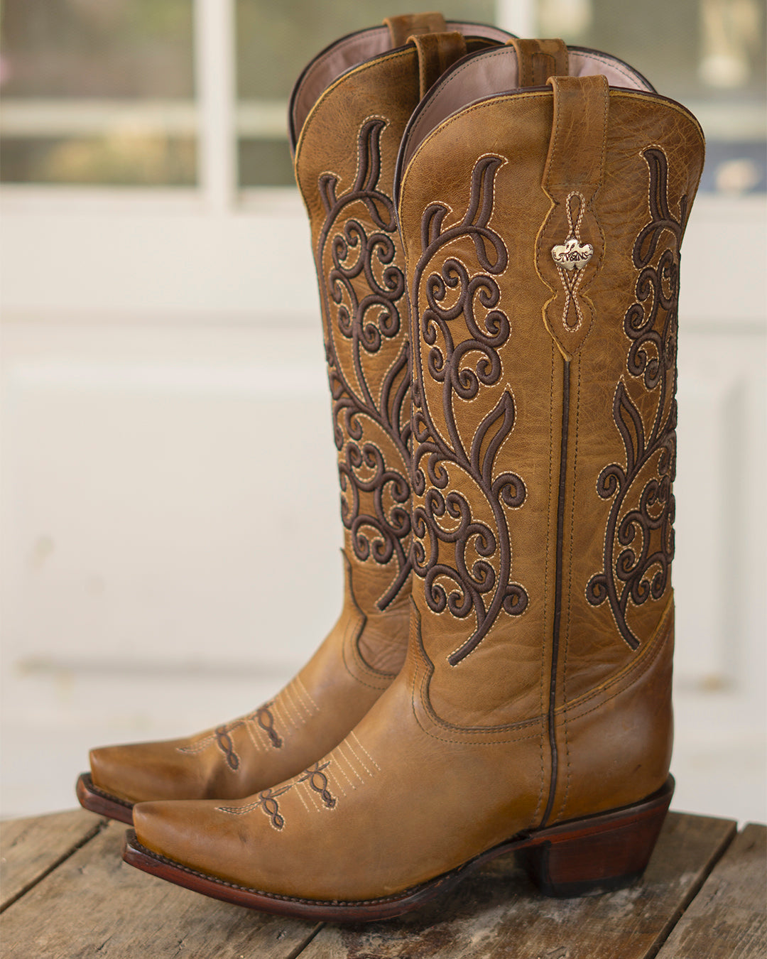 Bota vaquera de mujer miel bordado flores