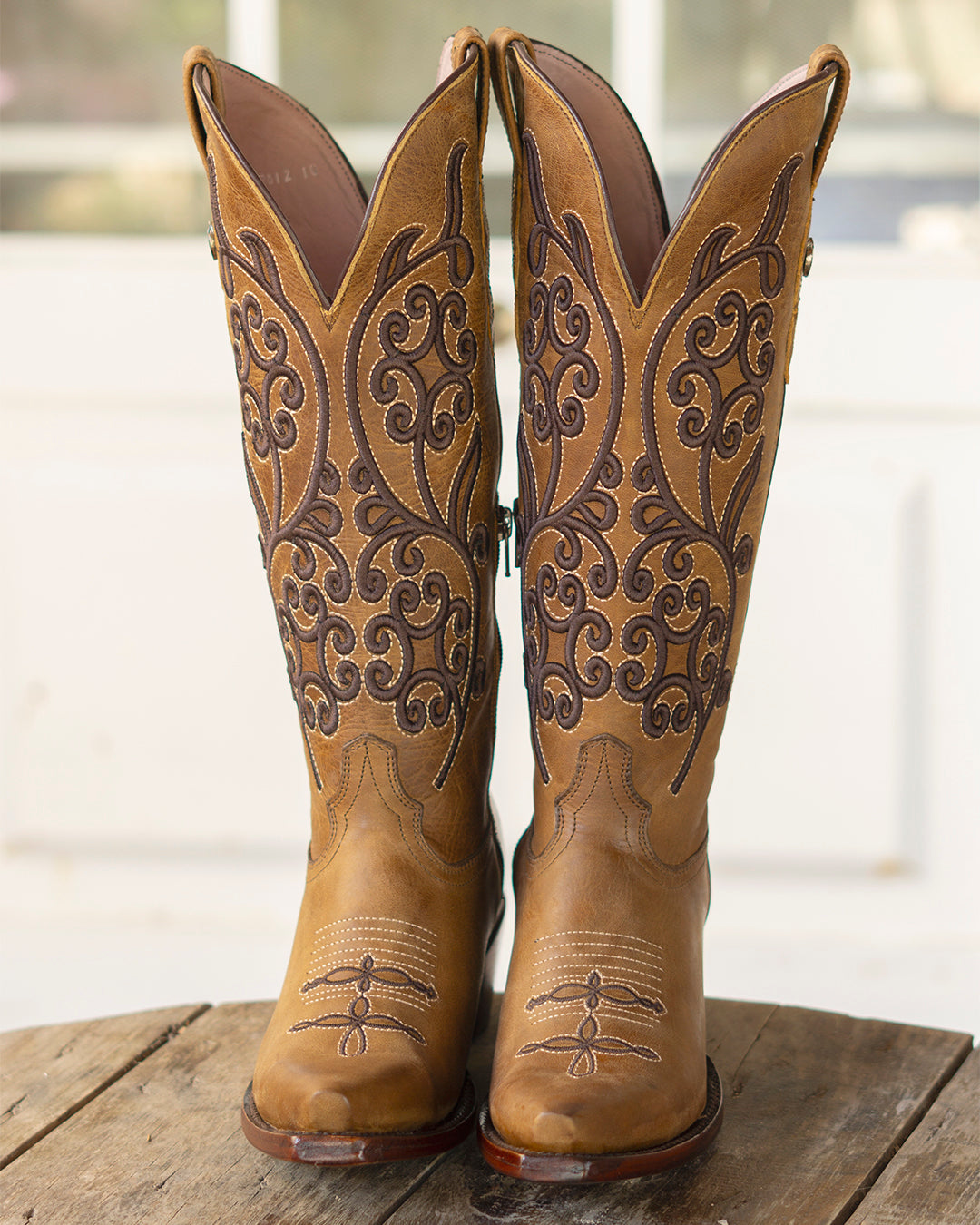 Bota vaquera de mujer miel bordado flores