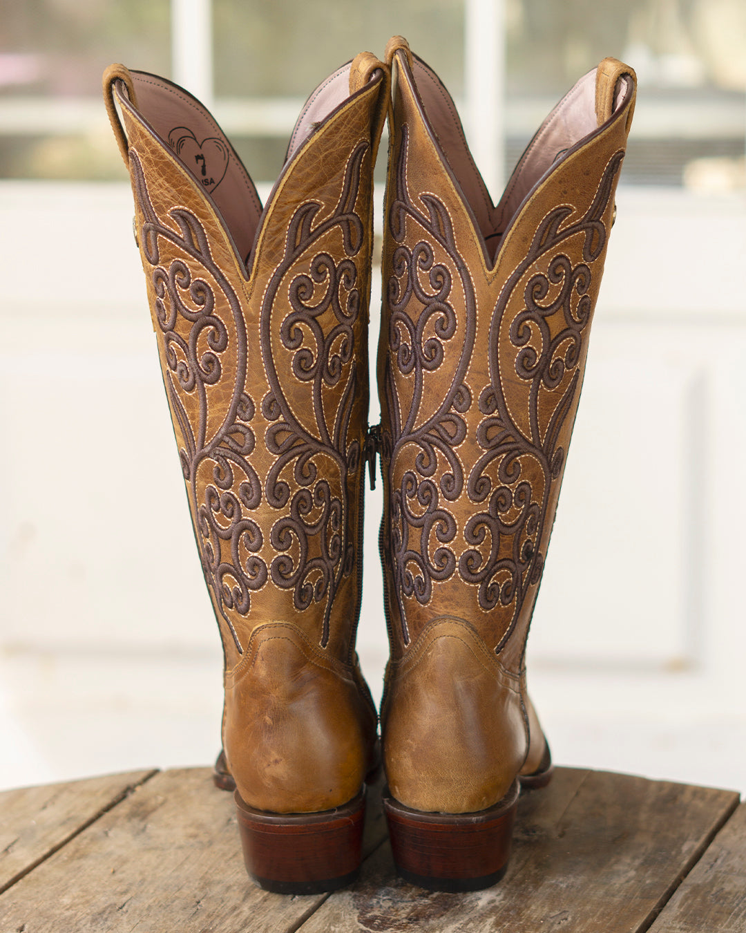 Bota vaquera de mujer miel bordado flores