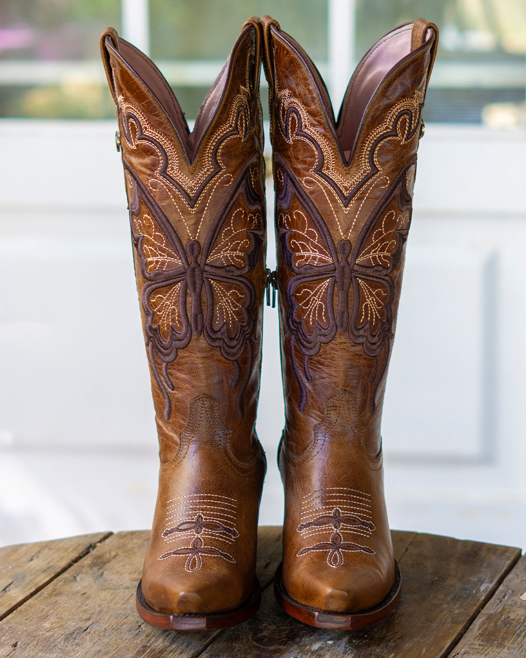 Bota vaquera de mujer cognac bordado mariposa
