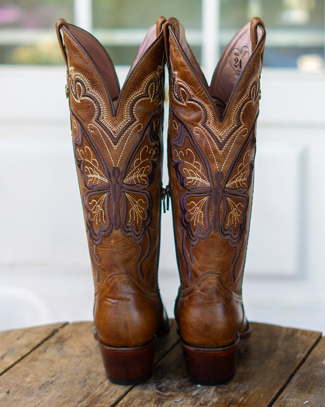 Bota vaquera de mujer cognac bordado mariposa