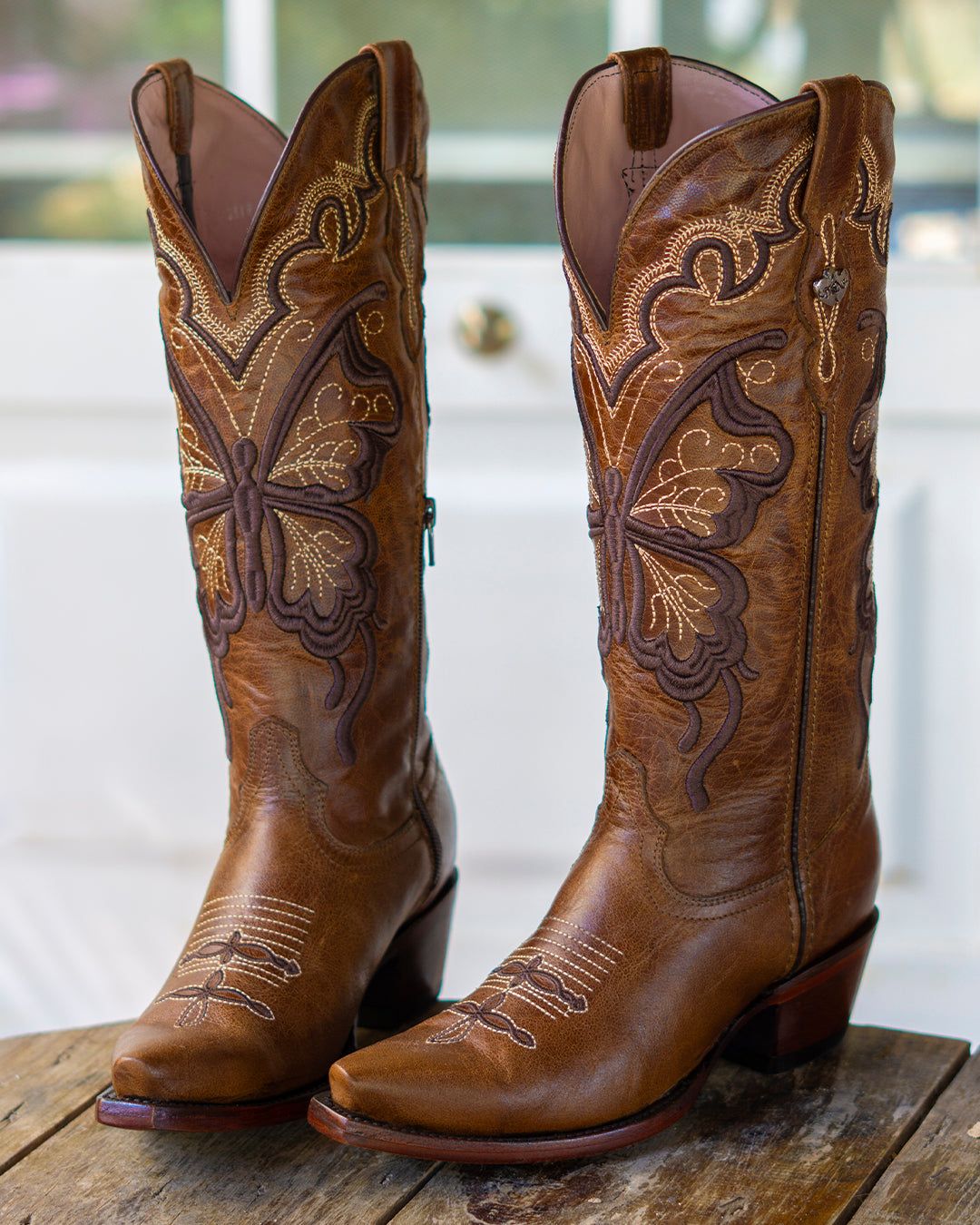 Bota vaquera de mujer cognac bordado mariposa