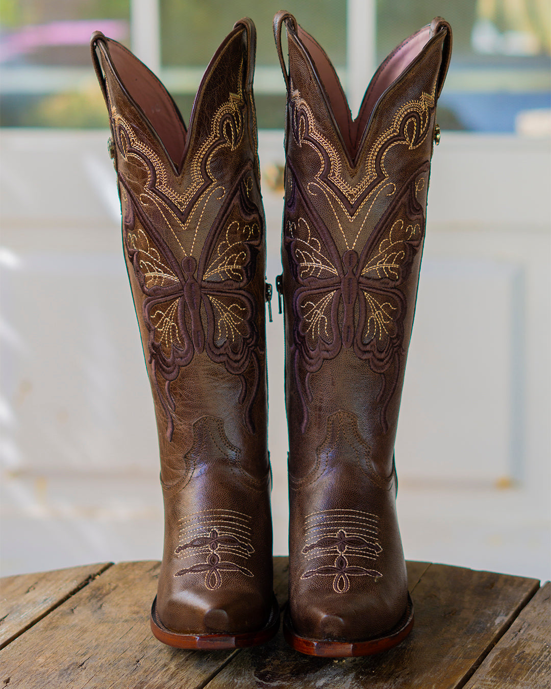 Bota vaquera de mujer chocolate bordado mariposa