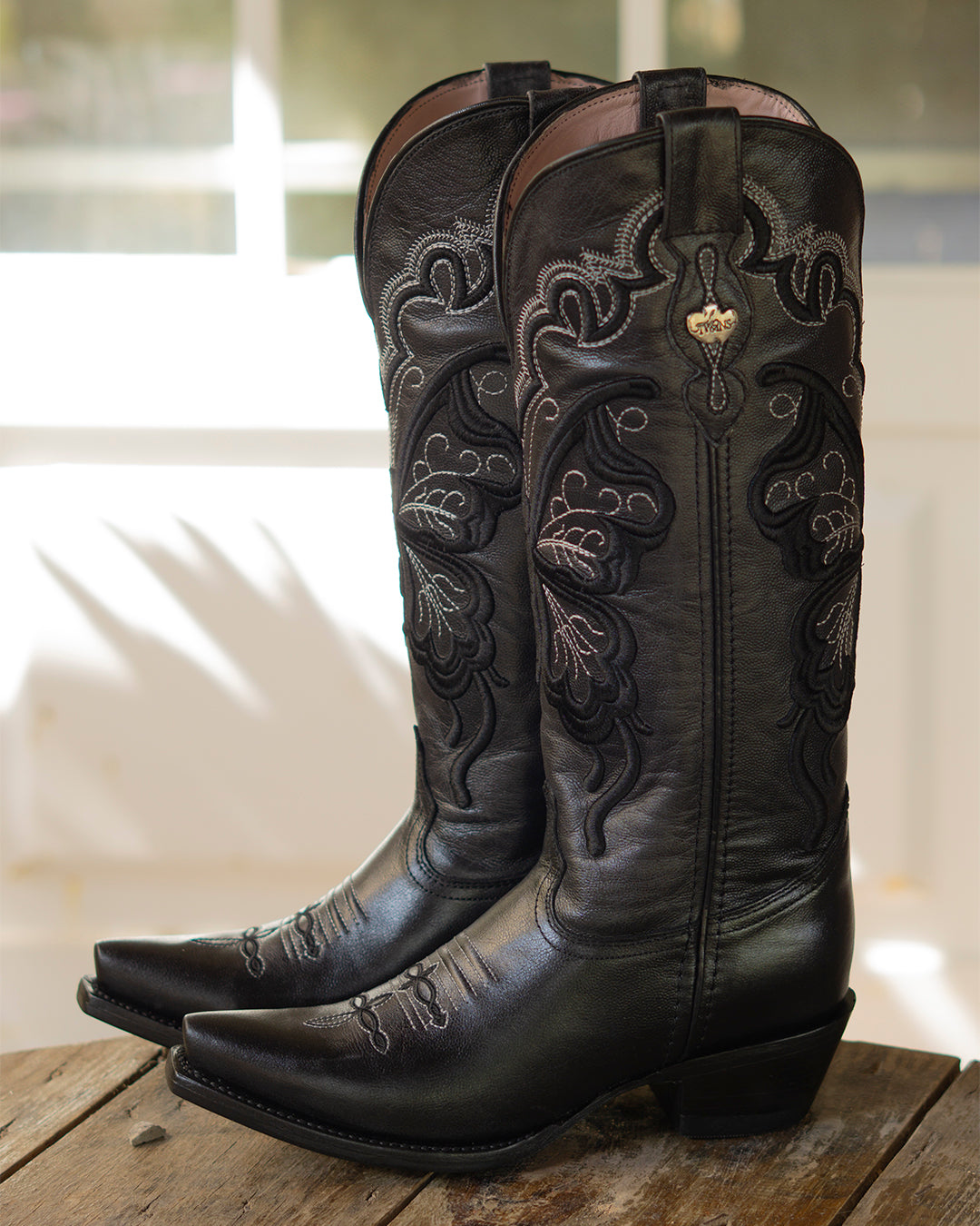 Bota vaquera de mujer negra bordado mariposa