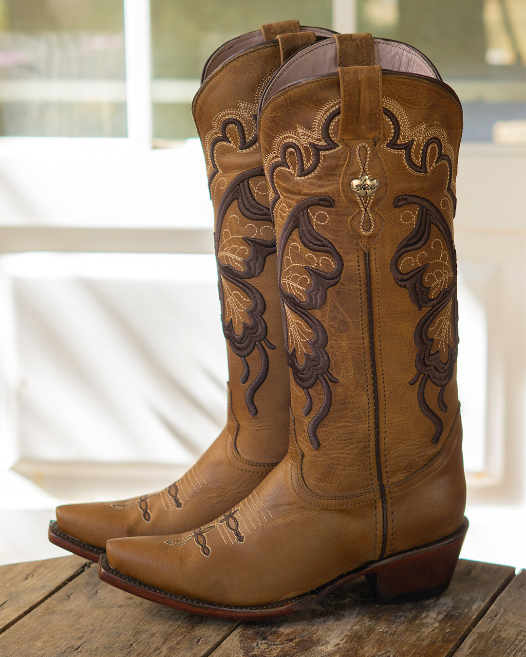 Bota vaquera de mujer miel bordado mariposa
