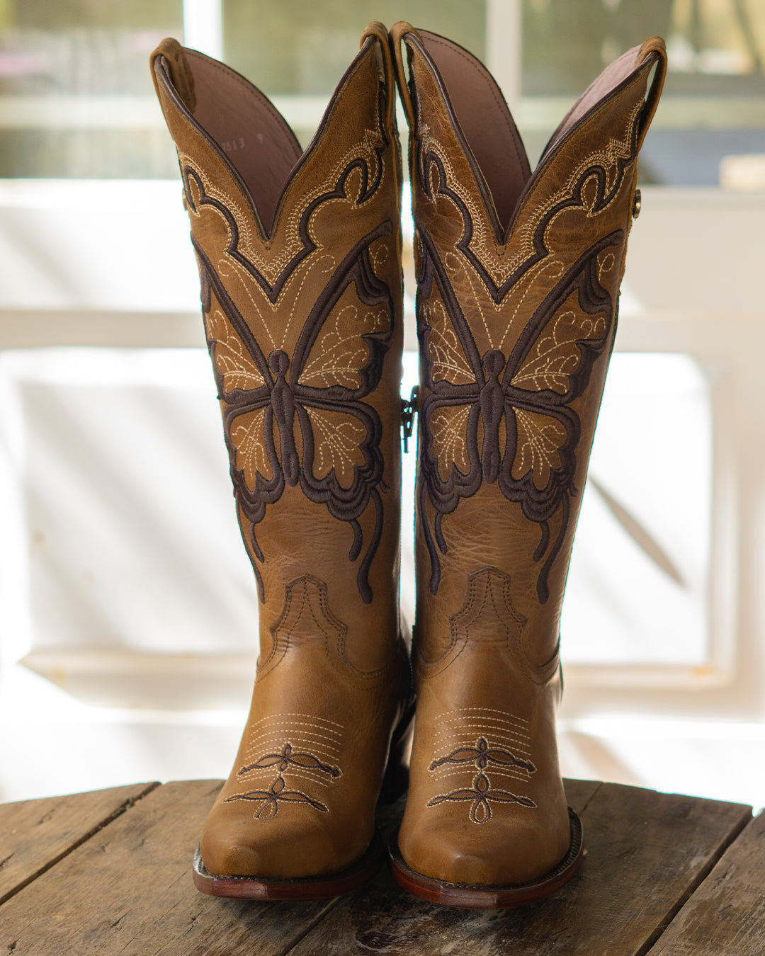 Bota vaquera de mujer miel bordado mariposa