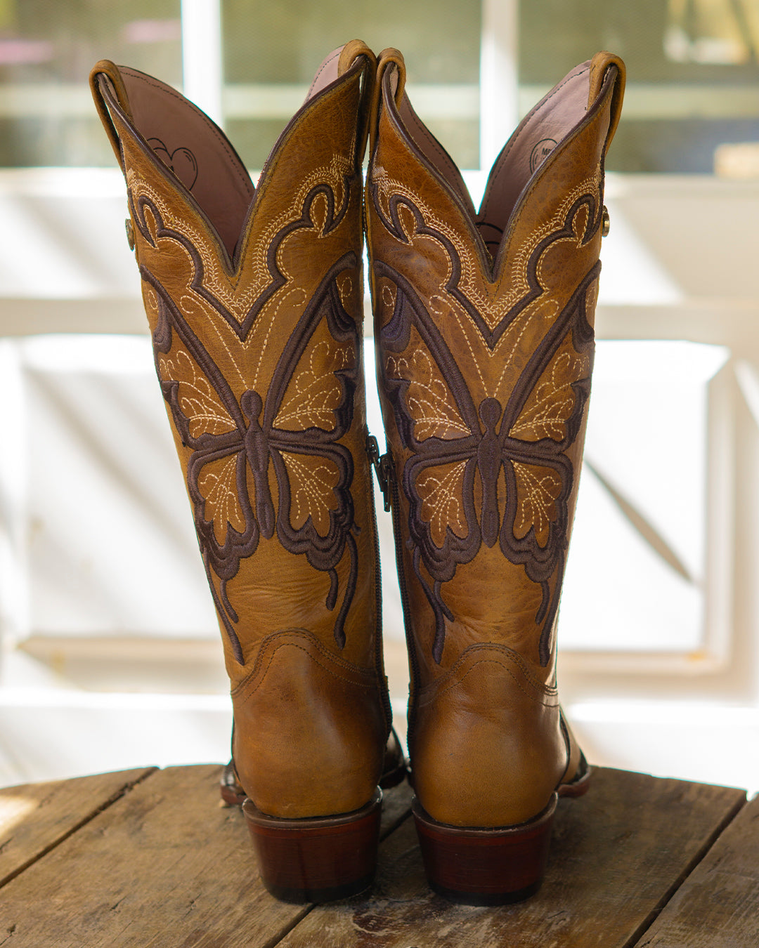 Bota vaquera de mujer miel bordado mariposa