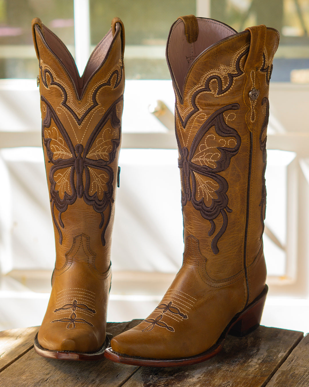 Bota vaquera de mujer miel bordado mariposa
