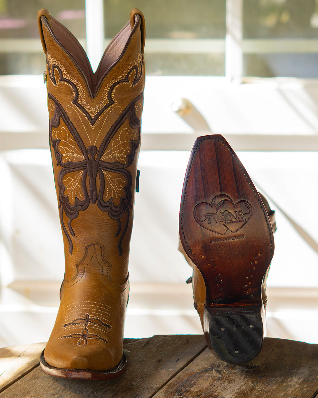 Bota vaquera de mujer miel bordado mariposa