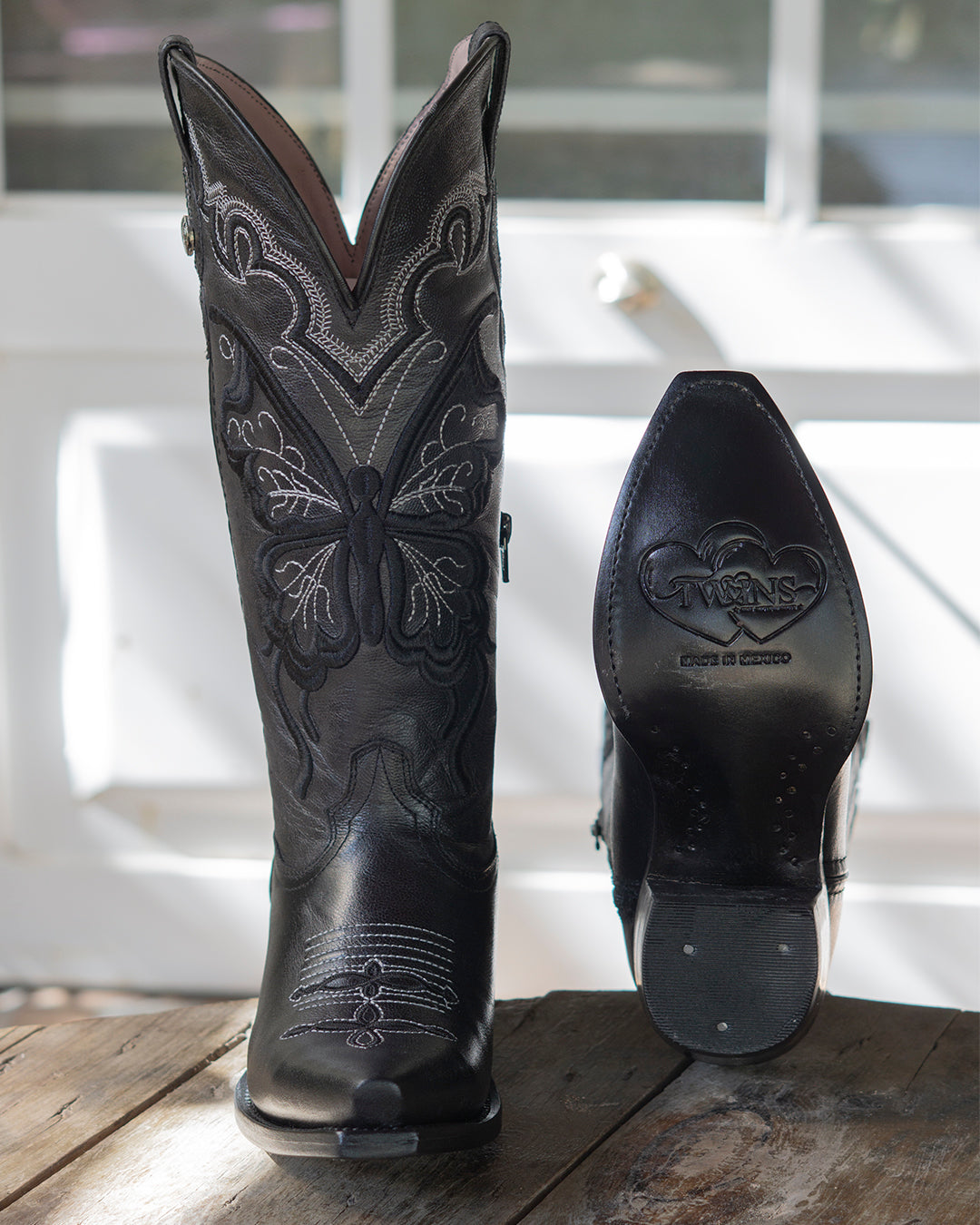 Bota vaquera de mujer negra bordado mariposa