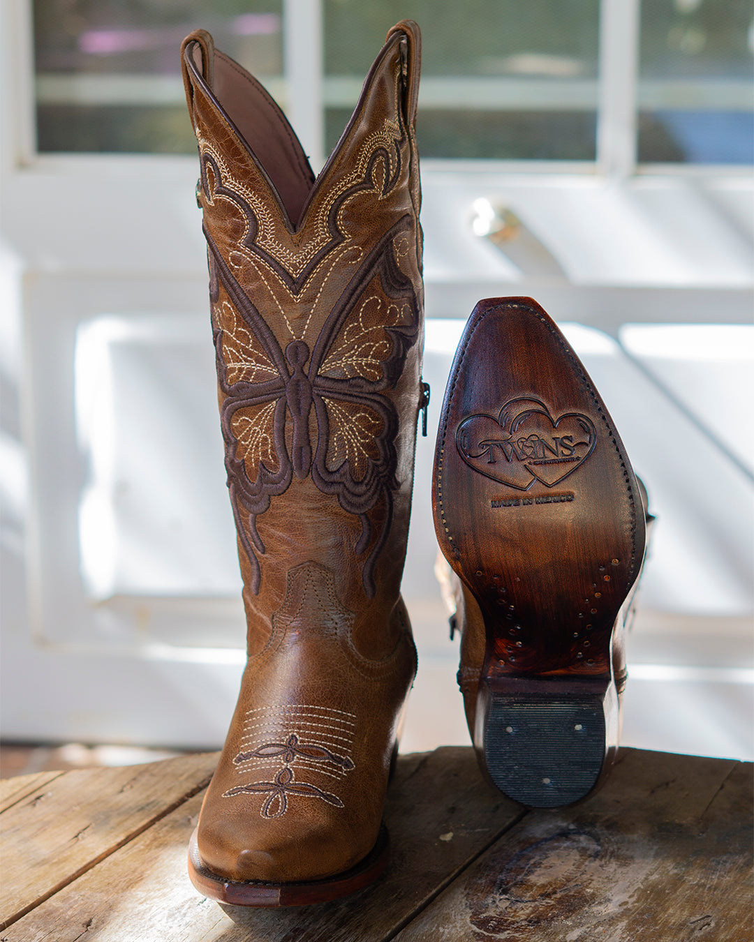 Bota vaquera de mujer cognac bordado mariposa