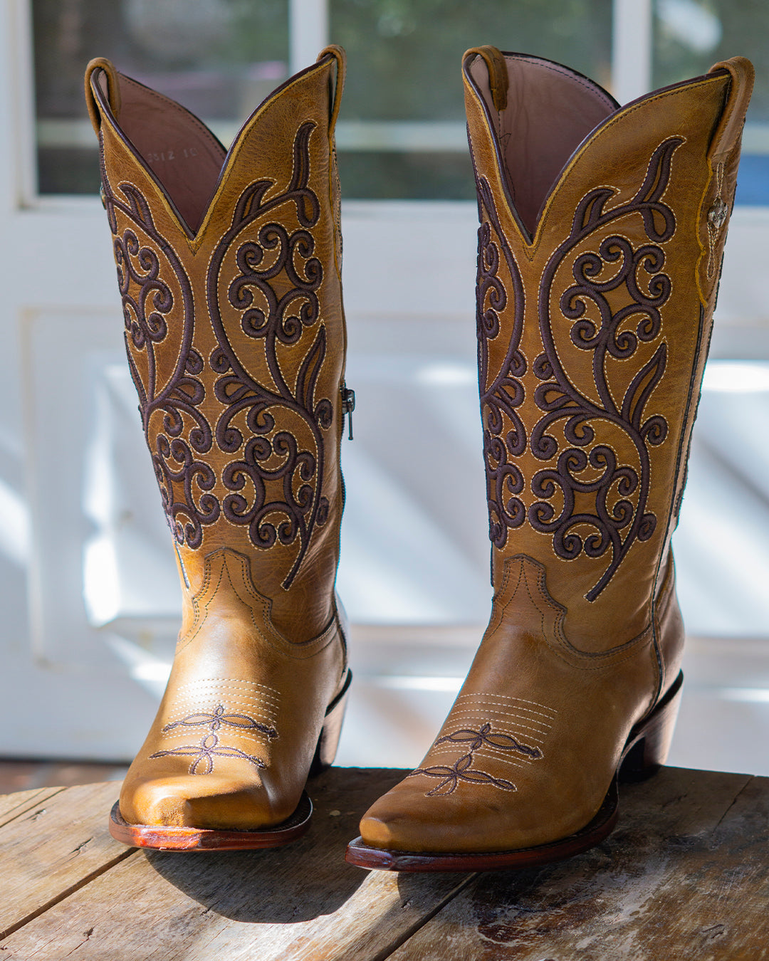 Bota vaquera de mujer miel bordado flores