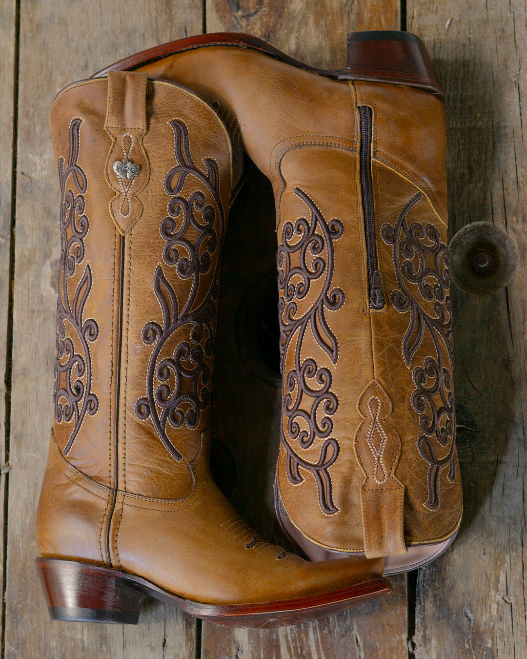 Bota vaquera de mujer miel bordado flores