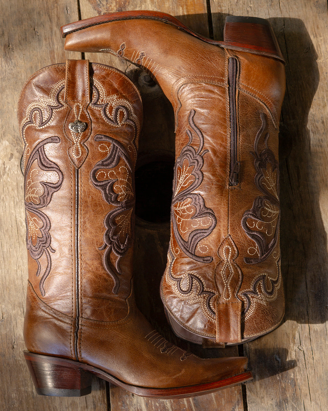 Bota vaquera de mujer cognac bordado mariposa