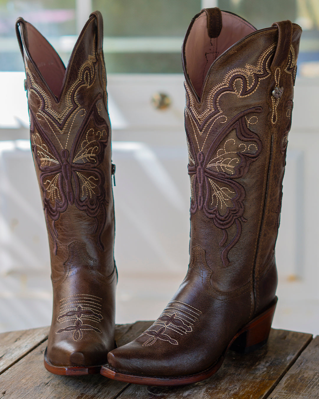 Bota vaquera de mujer chocolate bordado mariposa