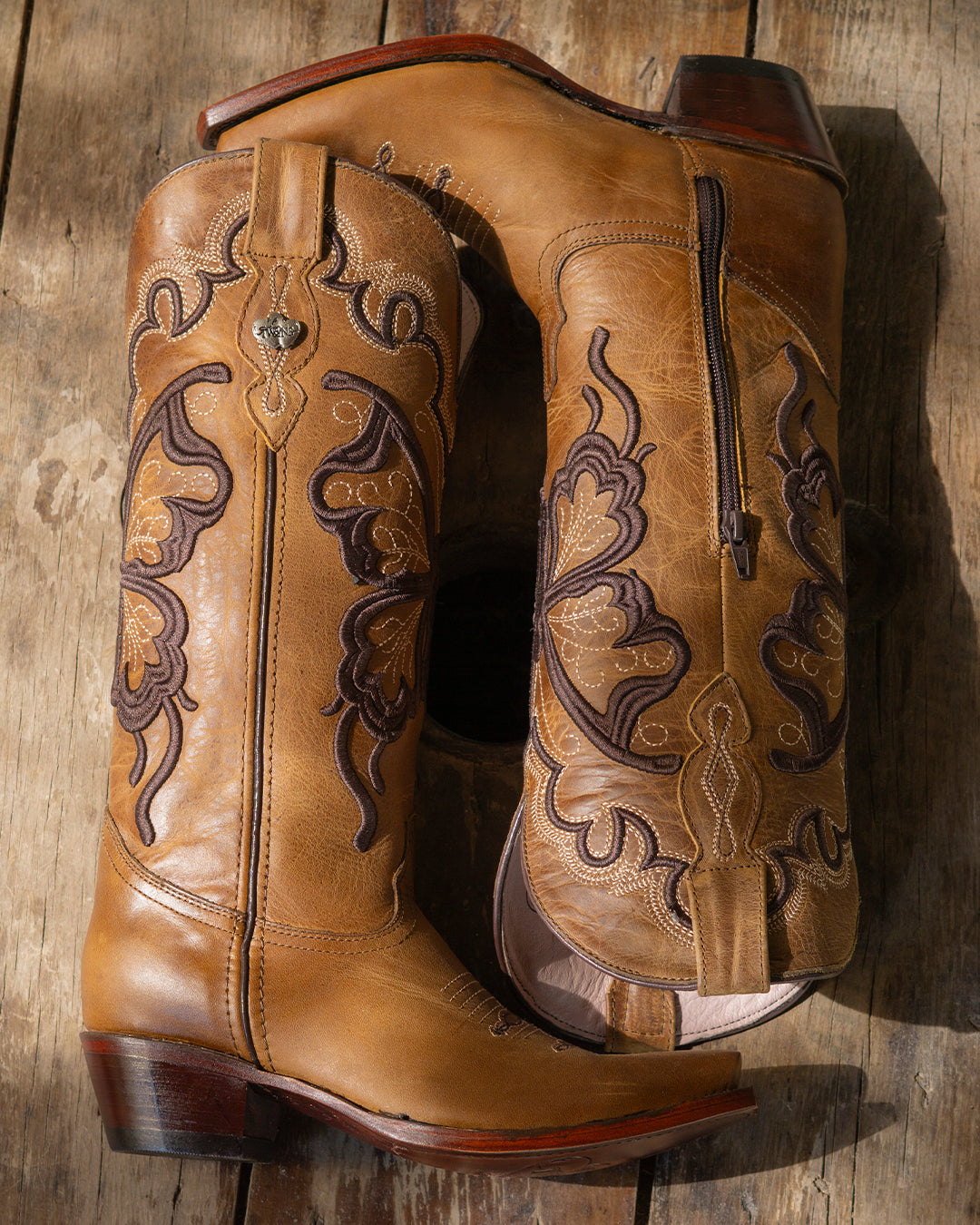 Bota vaquera de mujer miel bordado mariposa