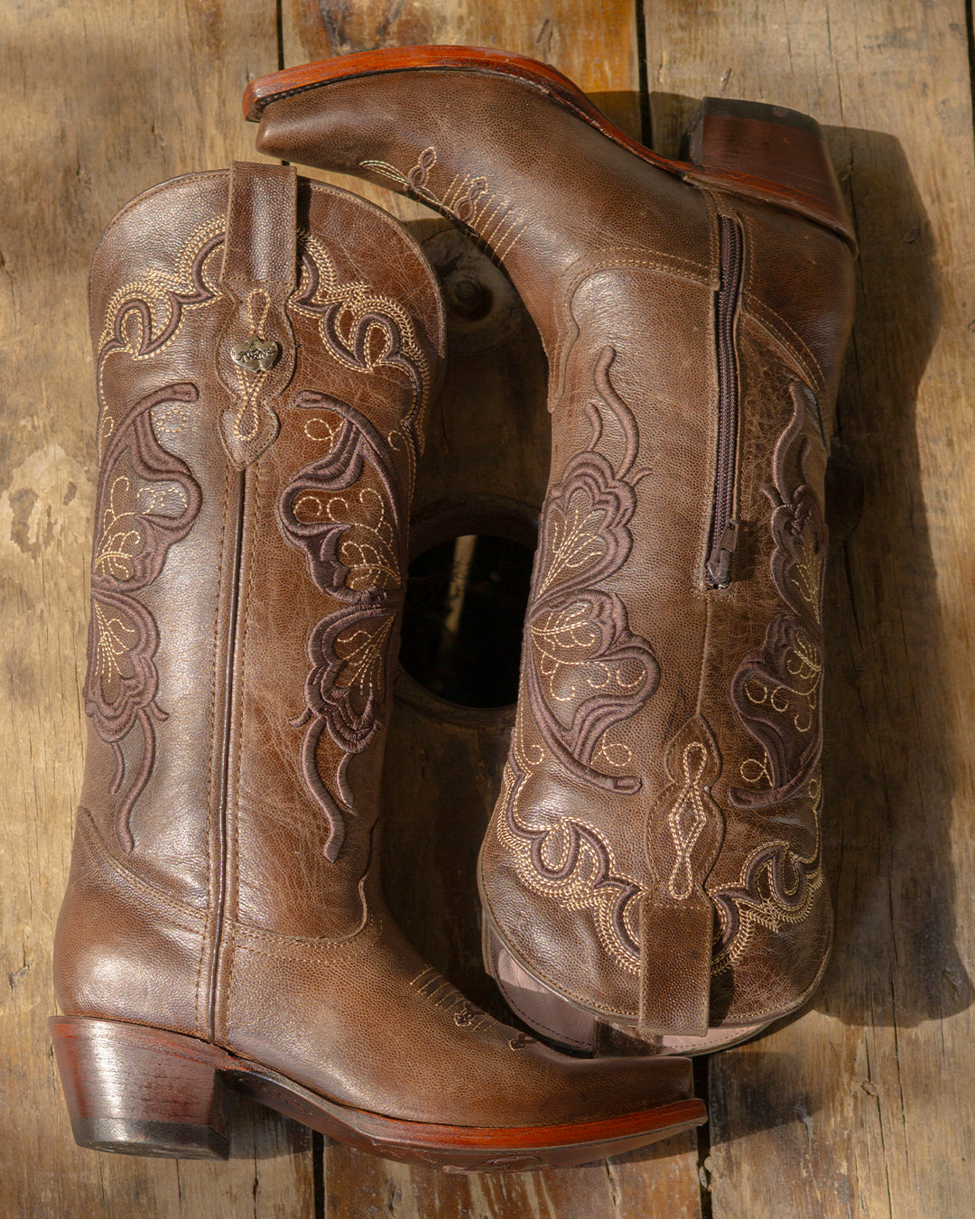 Bota vaquera de mujer chocolate bordado mariposa