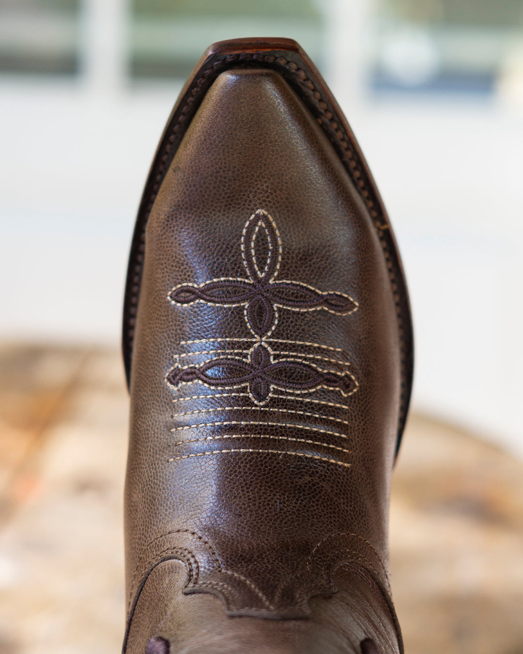 Bota vaquera de mujer chocolate bordado mariposa