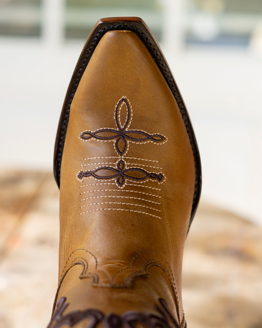Bota vaquera de mujer miel bordado mariposa