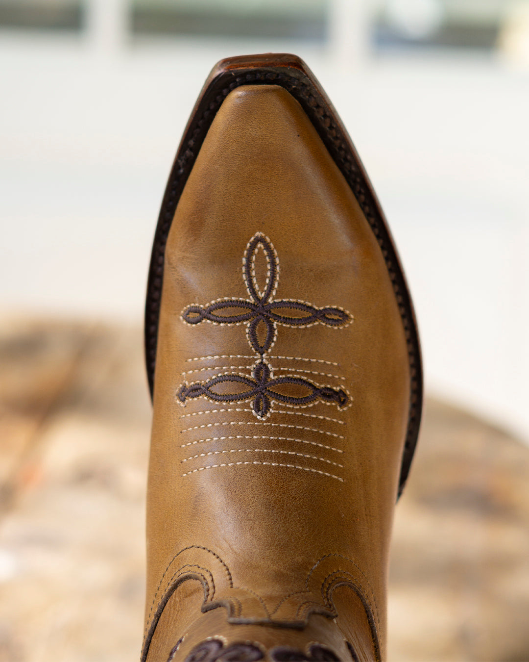 Bota vaquera de mujer miel bordado flores