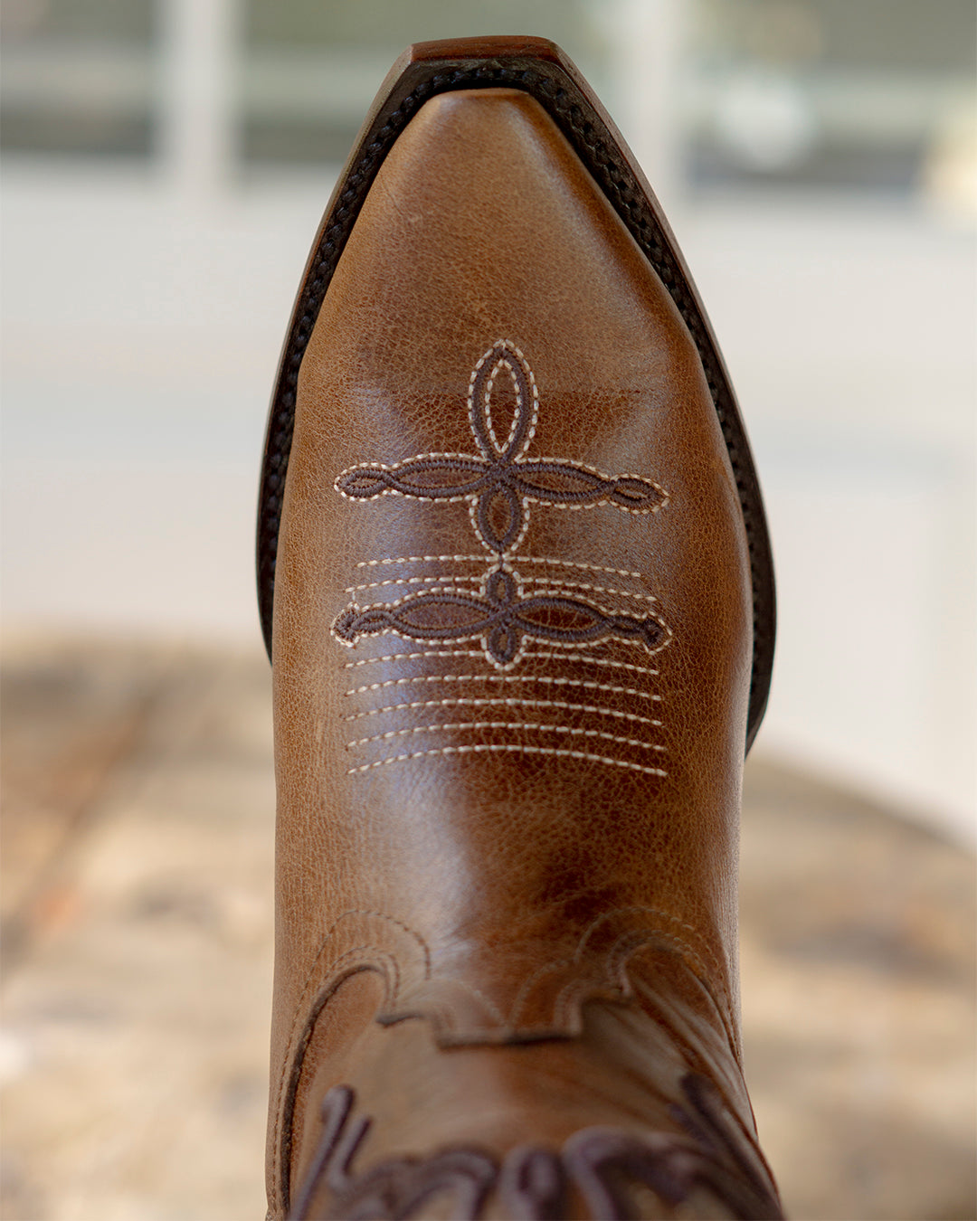 Bota vaquera de mujer cognac bordado mariposa