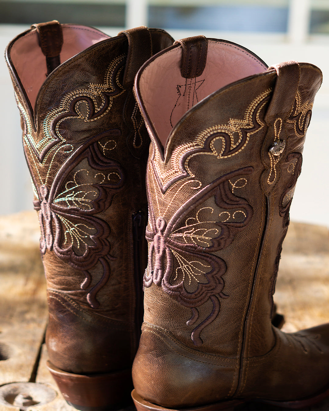 Bota vaquera de mujer chocolate bordado mariposa